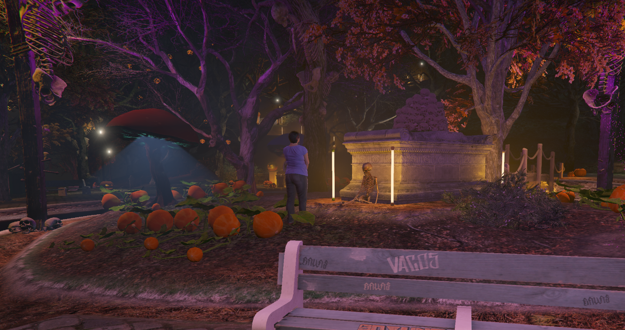 Halloween-Park in One Legacy City mit leuchtenden Kürbissen, Skeletten und violetter Beleuchtung