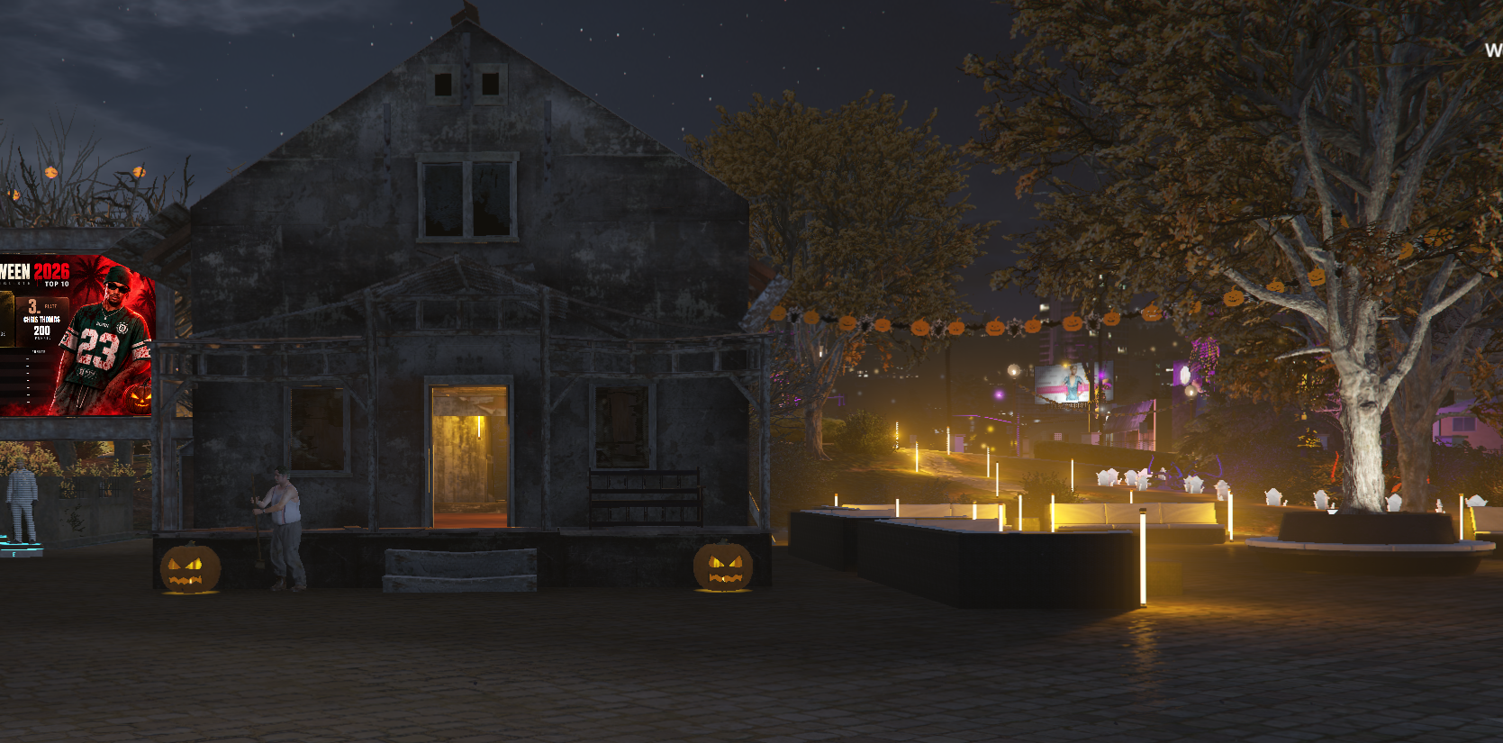 Spukhaus mit Kürbissen und Halloween-Dekoration