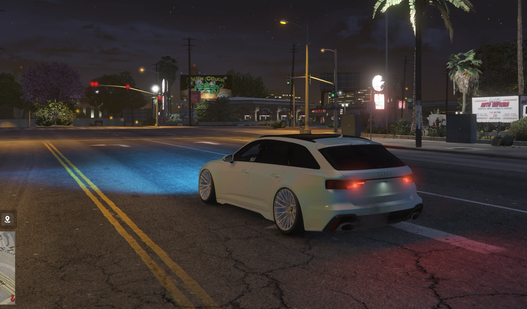 Fahrzeug bei Nacht in Los Santos
