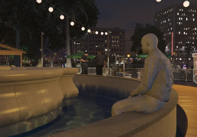 Brunnen, Lichterketten und Stadtleben am Abend