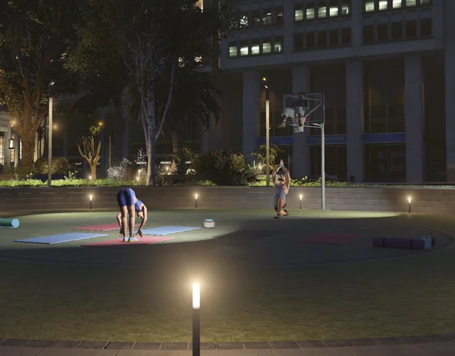 Yoga und Basketball auf dem beleuchteten Stadtplatz